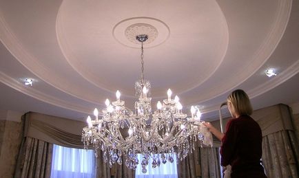 Cum să spălați un candelabru de cristal, fără a-l scoate să strălucească - un produs de curățare