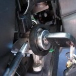 Cum să deblocați volanul și să scoateți larva blocării apăsării pe mașinile Ford