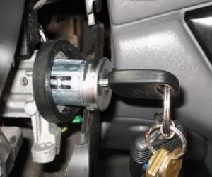 Cum să deblocați volanul și să scoateți larva blocării apăsării pe mașinile Ford