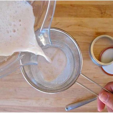Як зробити домашнє мигдальне молоко