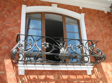 Cum arată un balcon francez, exemple de fotografii, ferestre și uși franceze pe balcon, fotografie