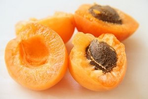 Як вивести плями від абрикосів без засобу для виведення плям