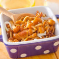 Cartofii cu chanterelles se prăjește, se coace, se gătește într-un loc de multivar, ciuperci