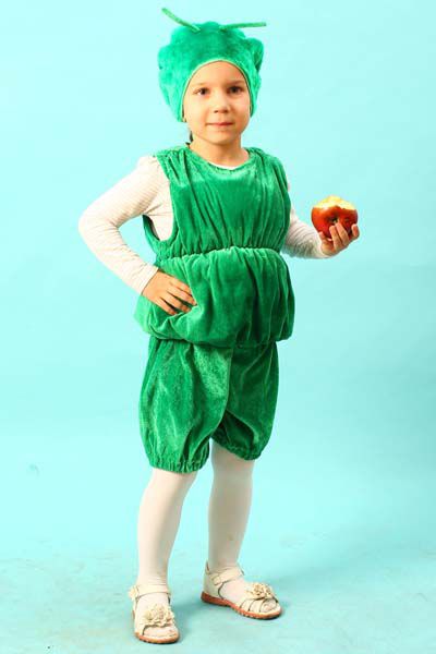 Costumul Caterpillar pentru o fată cu mâinile ei