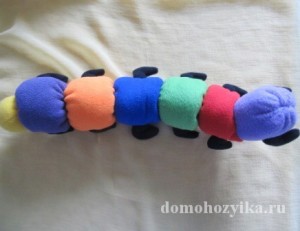 Costumul Caterpillar pentru o fată cu mâinile ei