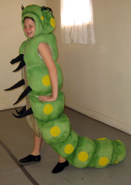 Costumul Caterpillar pentru o fată cu mâinile ei
