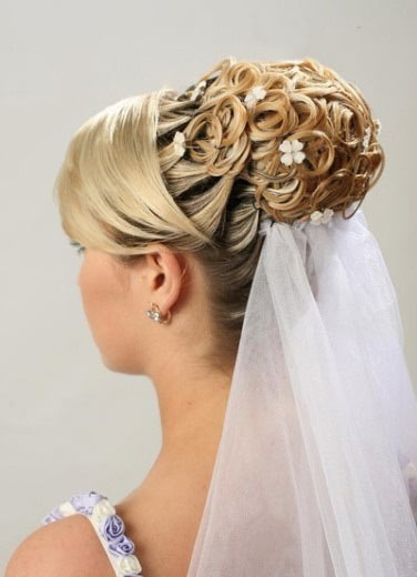 Красиві весільні зачіски з фатою