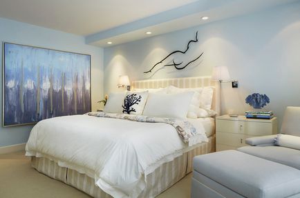 Gyönyörű hálószoba belső világos színekkel és világos fából készült bútorokkal