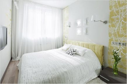 Красивий інтер'єр спальні в світлих тонах зі світлими меблями