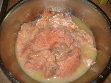 Red hal tejszínes mártással egy serpenyőben
