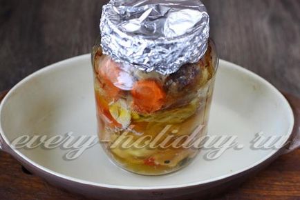 Курка в банку з овочами в духовці, рецепт з фото