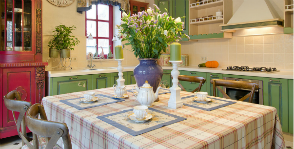 Bucătărie-cameră de zi și bucătărie-sufragerie într-o casă din lemn
