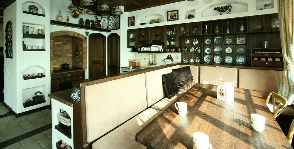 Konyha-nappali és egy konyha-étkező egy fából készült ház
