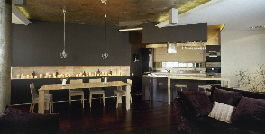 Bucătărie-living și bucătărie-sufragerie într-o casă din lemn