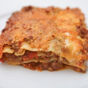 Lasagna, 111 receptek képekkel a helyszínen - a plakát-élelmiszeripari