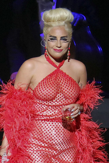 Lady Gaga și alte stele care sunt predispuse la grăsime, revista cosmopolită