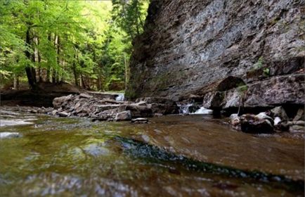 Манявський водоспад у Карпатах