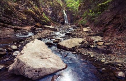 Манявський водоспад у Карпатах