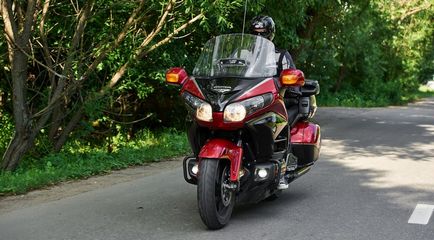 Pe o motocicletă între rânduri în timp ce călătoresc în alte țări ale lumii