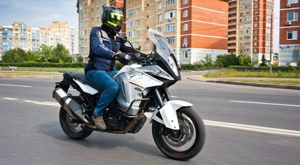 Pe o motocicletă între rânduri în timp ce călătoresc în alte țări ale lumii