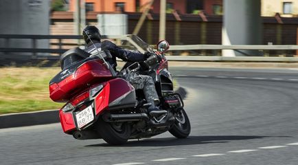 Pe o motocicletă între rânduri în timp ce călătoresc în alte țări ale lumii