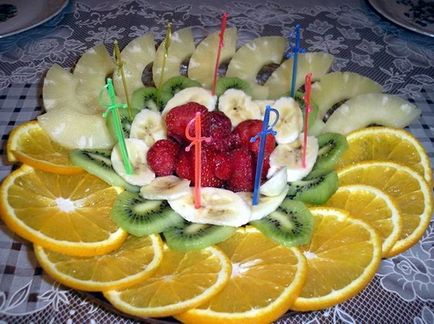 Împărțirea fructelor pe o masă festivă, ls