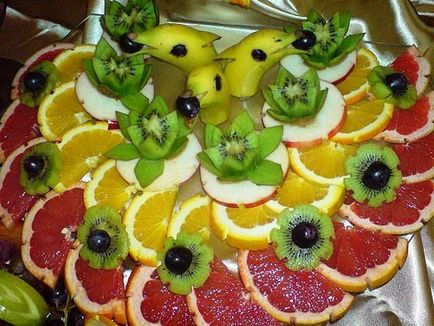 Împărțirea fructelor pe o masă festivă, ls