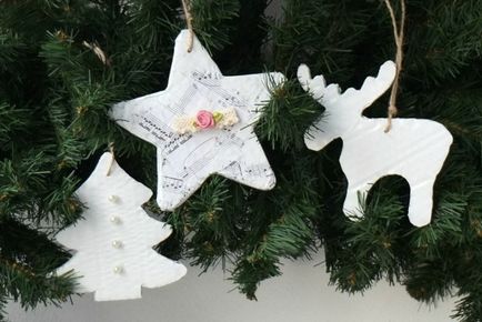 Jucării de Anul Nou cu ornamente proprii din carton, lemn tăiat și materiale plastice