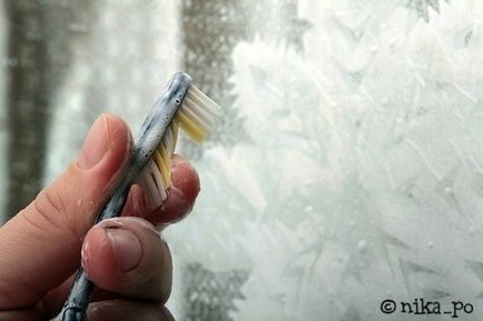 Anul Nou de fulgi de zăpadă pe sticlă cu pastă de dinți