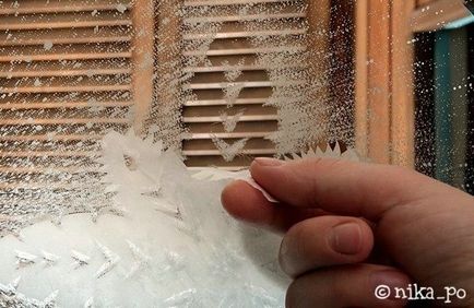 Новорічні сніжинки на склі за допомогою зубної пасти