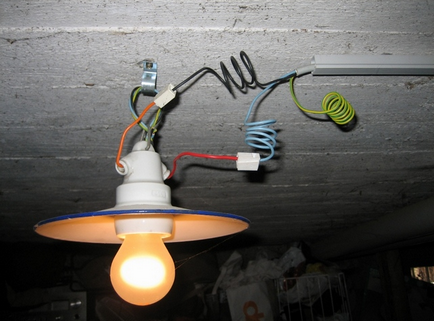 A világítás az alagsorban egy lakás ház és a garázs kezével