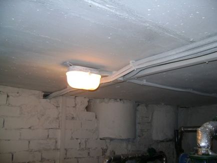 A világítás az alagsorban egy lakás ház és a garázs kezével