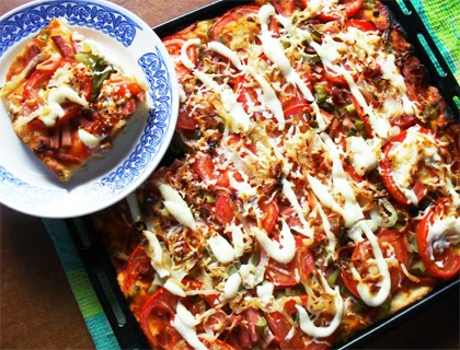 Reteta de pizza la domiciliu cu cârnați și brânză în rețeta foto a cuptorului