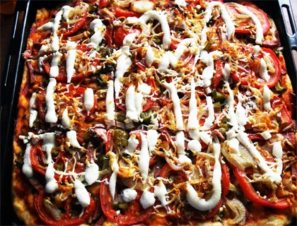 Pizza recept otthon kolbászt és sajtot a sütőben fotó recept