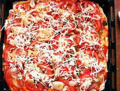 Піца рецепт в домашніх умовах з ковбасою і сиром в духовці фото рецепт