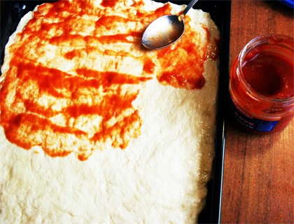 Піца рецепт в домашніх умовах з ковбасою і сиром в духовці фото рецепт