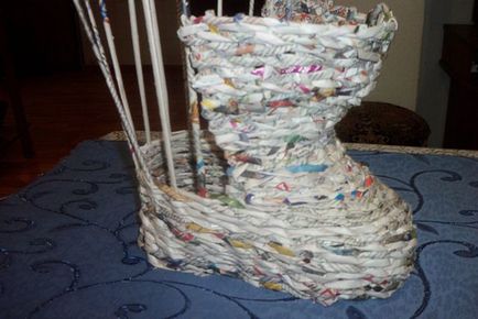 Плетений черевик з газет