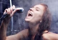De ce îi place să cânte în duș?