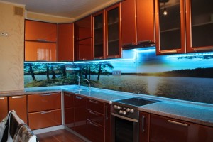 Ecran de iluminare din spate în bucătărie cu benzi LED, halogen sau lămpi fluorescente