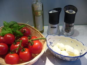 Roșiile coapte cu mozzarella și busuioc sau caprese din rețetă cuptor cu fotografii