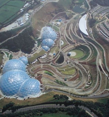 Eden Project (или Едемската градина), на парникови