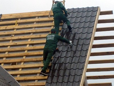 A távolság a szarufák és a pent tető nyeregtetős