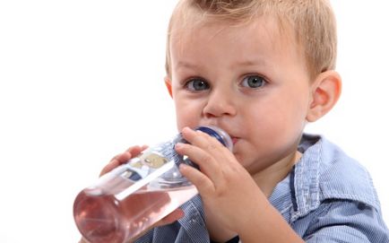 Un copil nu bea apa - cum să învețe un copil să bea apă