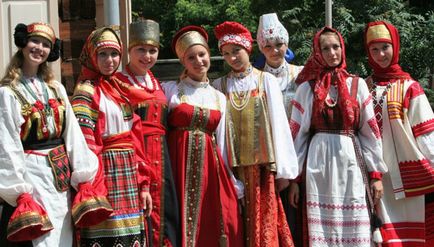 Costum rusesc, deoarece a existat un costum popular rus, picturi, fotografii