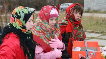 Costum rusesc, deoarece a existat un costum popular rus, picturi, fotografii