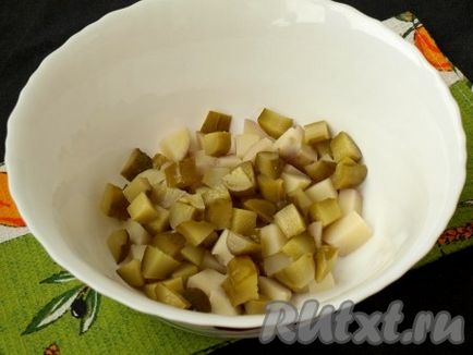 Салат з квашеної капусти з солоними огірками - рецепт з фото