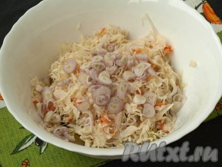 Салат з квашеної капусти з солоними огірками - рецепт з фото