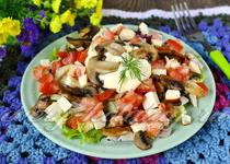 Салат з омлетом, куркою і грибами
