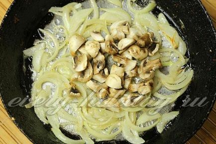 Салат з омлетом, куркою і грибами