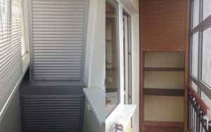 Cabinetul de pe balcon cu cerințele rulourilor și ordinea dispozitivului